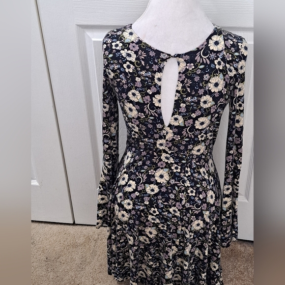 Soft & Sexy Floral Fit & Flair Dress    Size S/P - Picture 12 of 14